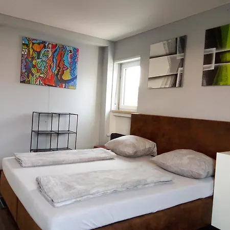 Virginie Nr 2 90qm Inclusive Balkon Und Privatem Parkplatz Augsburg